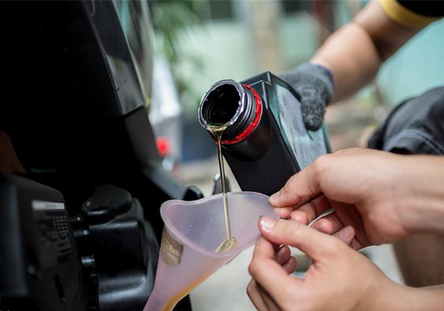 Thời điểm để thay dầu nhớt xe tay ga tốt nhất